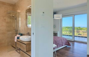 Shower, hair dryer - Gorgeous home in Pula with sauna (Pula)