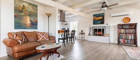 テレビ、書庫、ステレオ