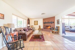 Smart-TV, peis, bøker og musikkbibliotek