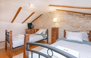 4 bedrooms, iron/ironing board, travel crib, free WiFi - Awesome home in Baderna (Baderna)