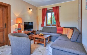 TV, fireplace, DVD player - Pet friendly home in Tinjan (Tinjan)