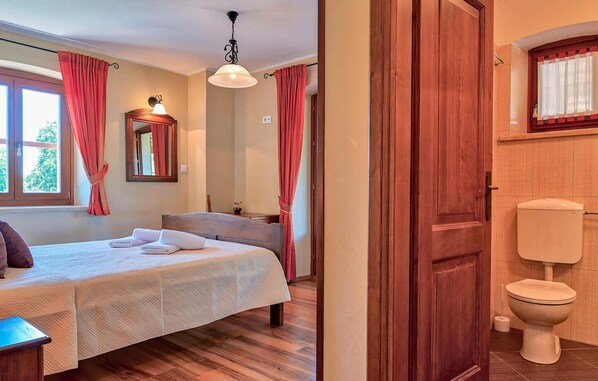 3 habitaciones, tabla de planchar con plancha y cuna de viaje