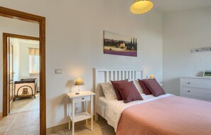 2 habitaciones, tabla de planchar con plancha y cuna de viaje 