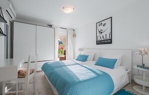 4 habitaciones, tabla de planchar con plancha y cuna de viaje