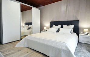 4 bedrooms, iron/ironing board, travel crib, free WiFi - Beach front home in Pula with sauna (Pula)