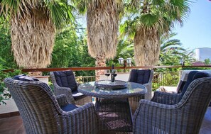 Outdoor dining - Beach front home in Pula with sauna (Pula)