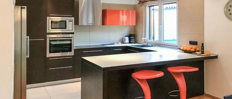Fridge, oven, dishwasher, coffee/tea maker