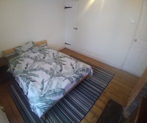 1 quarto, cofres nos quartos, ferros/tábuas de passar roupa