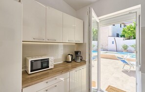 Fridge, oven, dishwasher, coffee/tea maker