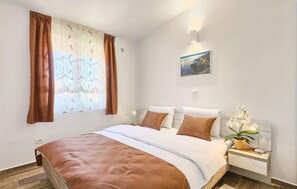 3 habitaciones, tabla de planchar con plancha y cuna de viaje 