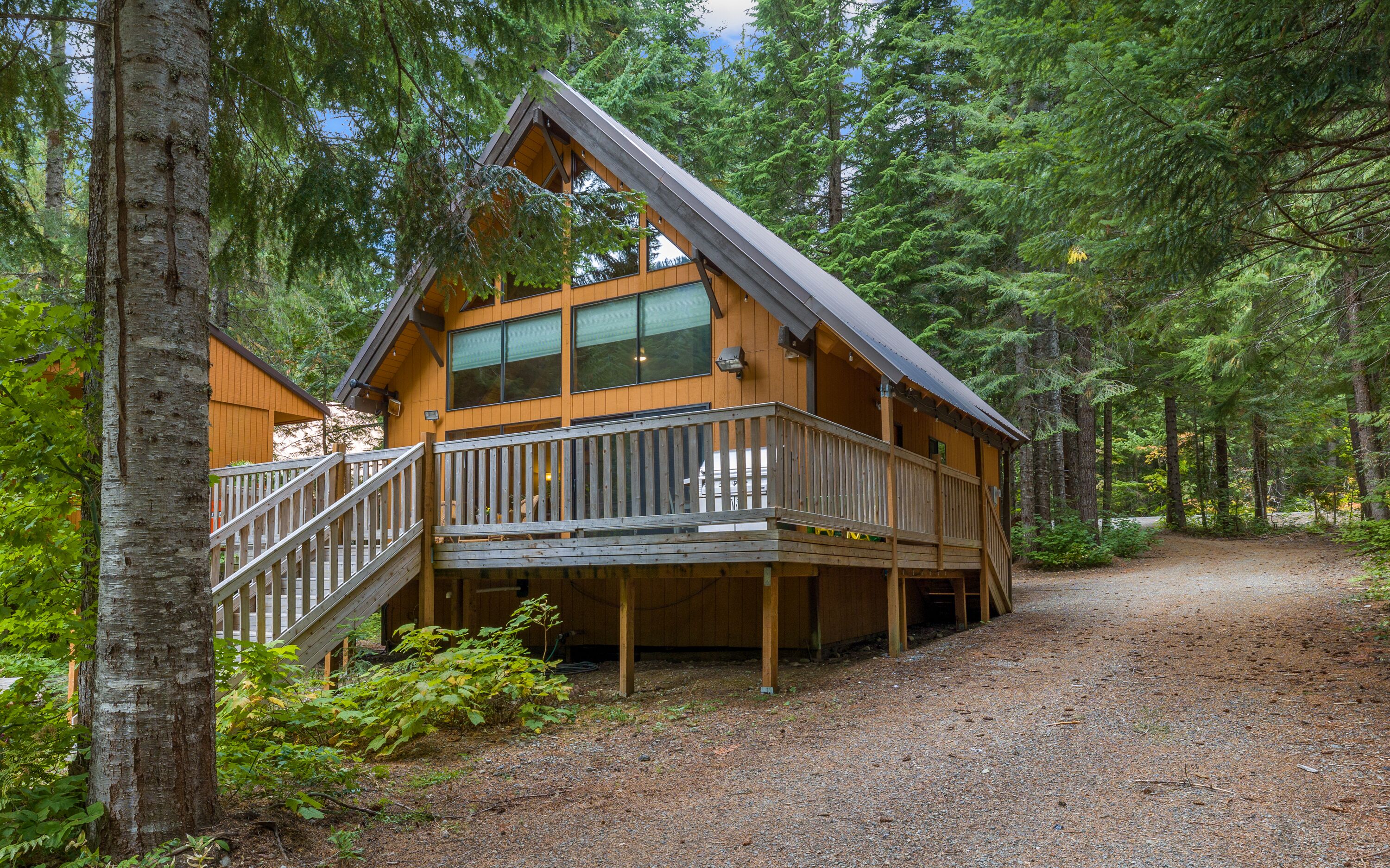 Lake Kachess area family cabin, pet friendly, beautiful views. 