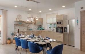 Een koelkast, een oven, een vaatwasser, een koffiezetapparaat/waterkoker