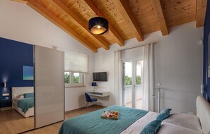 3 habitaciones, tabla de planchar con plancha y cuna de viaje 