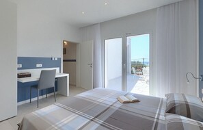 4 habitaciones, tabla de planchar con plancha y cuna de viaje 