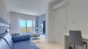 Une chambre à coucher moderne avec un lit, un bureau et une chaise.
