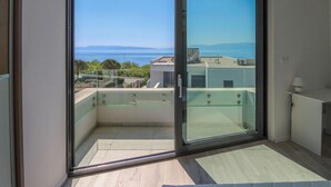 A balcony with a clear view of the sea and buildings. - Stunning home in Kostrena with sauna (Kostrena)