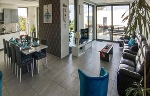 Una televisión, un futbolín, una mesa de tenis de mesa