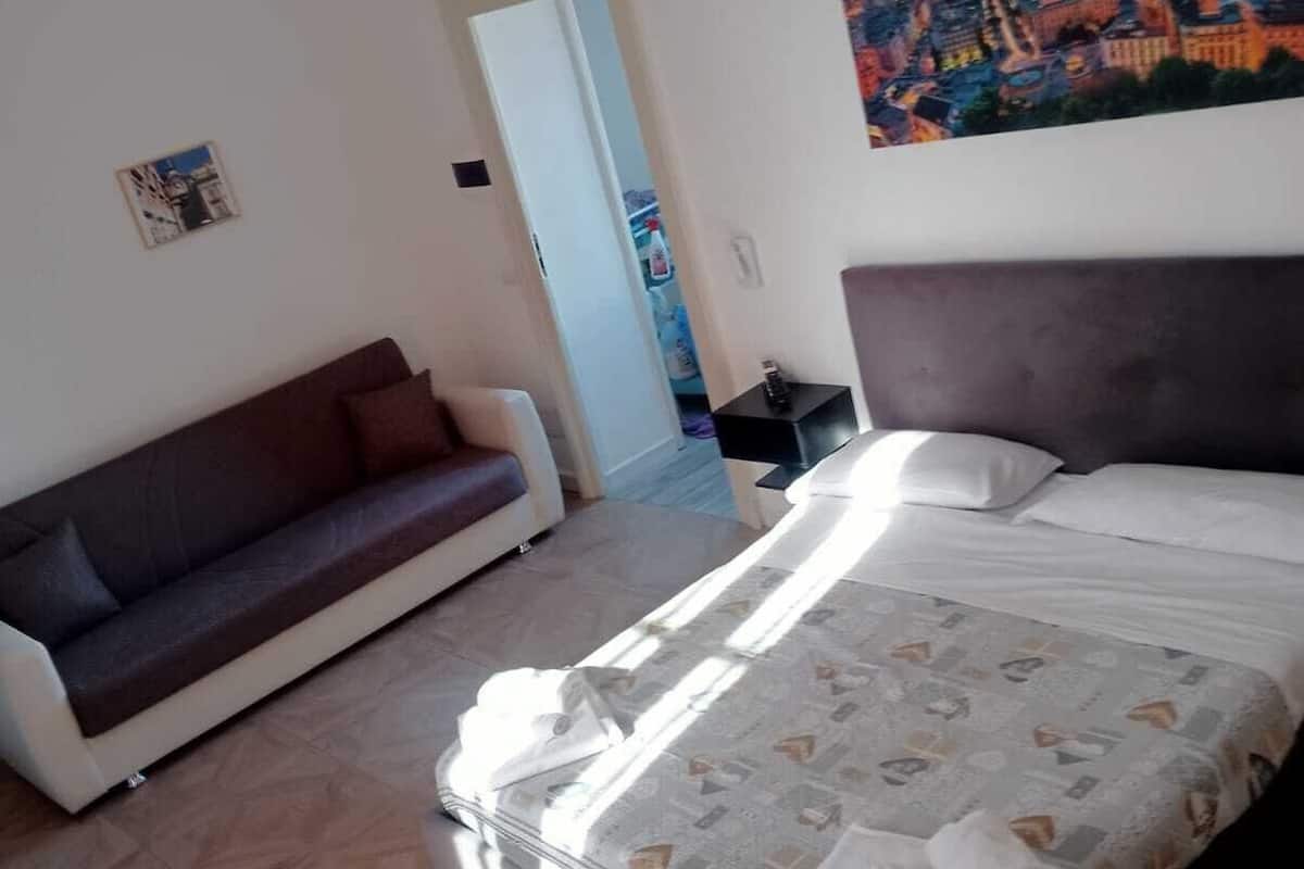 Senior driepersoonskamer | Hypoallergeen beddengoed, een bureau, verduisterende gordijnen