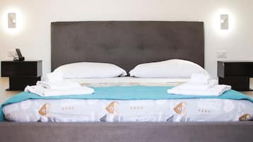 Chambre Triple Sénior | Literie hypoallergénique, bureau, rideaux occultants