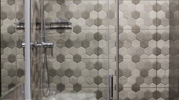 Superior Triple Room | Bathroom | Shower, rainfall showerhead, hair dryer, towels