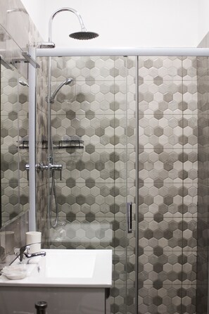 Tripla Superior | Bagno | Doccia, soffione a pioggia, asciugacapelli, asciugamani
