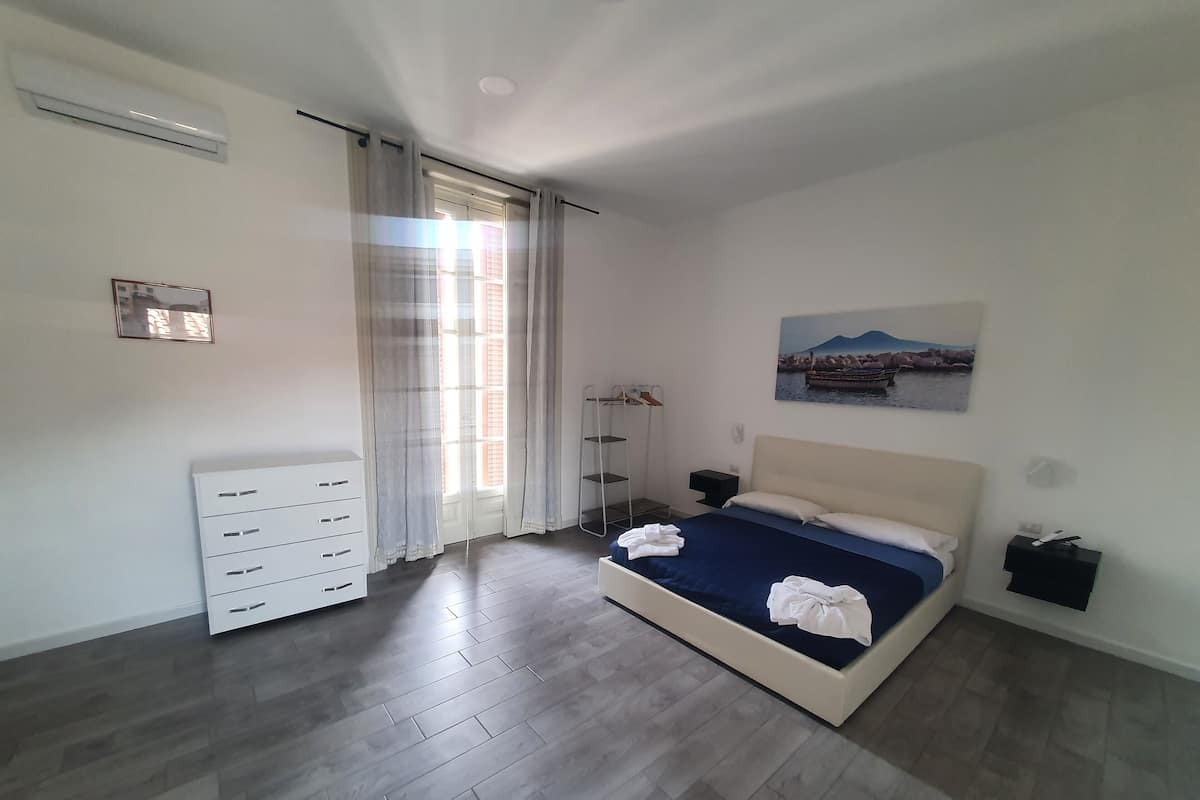 Superior driepersoonskamer | Hypoallergeen beddengoed, een bureau, verduisterende gordijnen