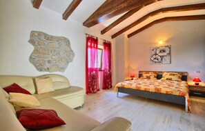 4 habitaciones, tabla de planchar con plancha y cuna de viaje 