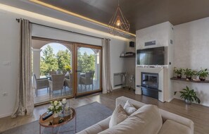 Peis, DVD-spiller, bordtennis og stereoanlegg