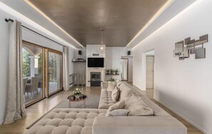Chimenea, reproductor de DVD, tenis de mesa y estéreo