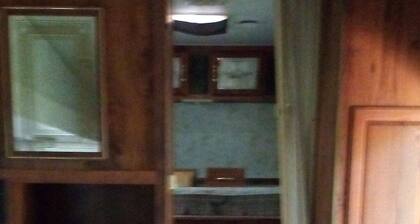 Camper Quiet Wooded Small Creek.