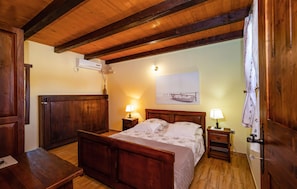 3 bedrooms, iron/ironing board, travel cot, free WiFi