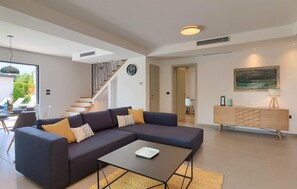 TV, fireplace - Beautiful home in Pula (Pula)