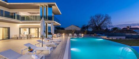 Een verwarmd zwembad