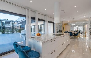 Réfrigérateur, four, lave-vaisselle, cafetière/bouilloire