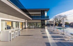 Outdoor dining - Luxurious home in Porec (Porec)