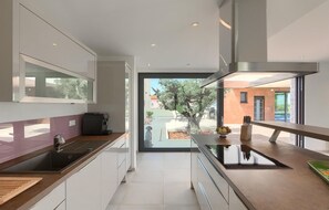 Refrigerador, horno, lavavajillas y cafetera y tetera