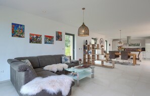 Tv, bordsfotboll och en stereo