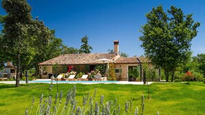 A house with a tiled roof, a swimming pool, and a garden with lavender. - Lovely home in Rovinj (Rovinj)