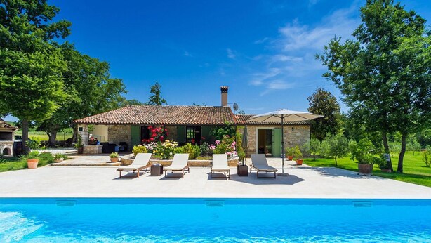 A house with a swimming pool, outdoor seating, and a garden. - Lovely home in Rovinj (Rovinj)