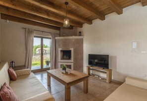 TV, caminetto, tavolo da calcetto, tavolo da ping pong