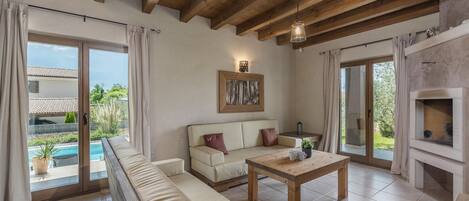 テレビ、暖炉、テーブルサッカー台、卓球台