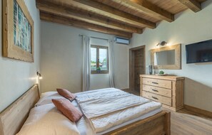 5 bedrooms, iron/ironing board, travel cot, free WiFi