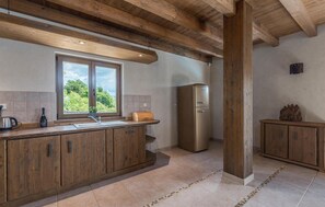 Fridge, oven, dishwasher, coffee/tea maker