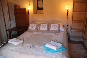 6 bedrooms, iron/ironing board, travel cot, Internet