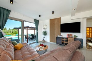 TV, fireplace - Stunning home in Sibenik (Sibenik)