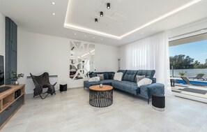 TV, stereo - Lovely home in Vrsi with sauna (vrsi)
