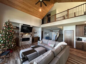 Smart TV, fireplace, video games, DVD player - Cozy Lake Osakis Getaway. Fireplace, Lake Views & Winter Fun. Sleeps 10 (Osakis)