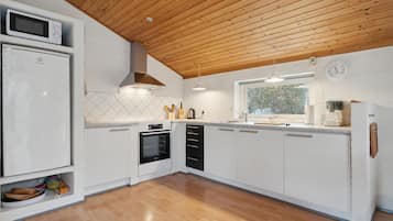 Køleskab, kogeplade, opvaskemaskine, kaffe-/temaskine