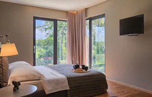 4 quartos, ferros/tábuas de passar roupa, berço de viagem