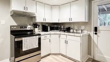 雪櫃、微波爐、焗爐、爐具